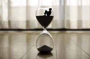 残業時間が嘘だと感じる理由とその解決策は？