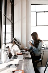 仕事で残業なしを実現するための効果的な方法は？